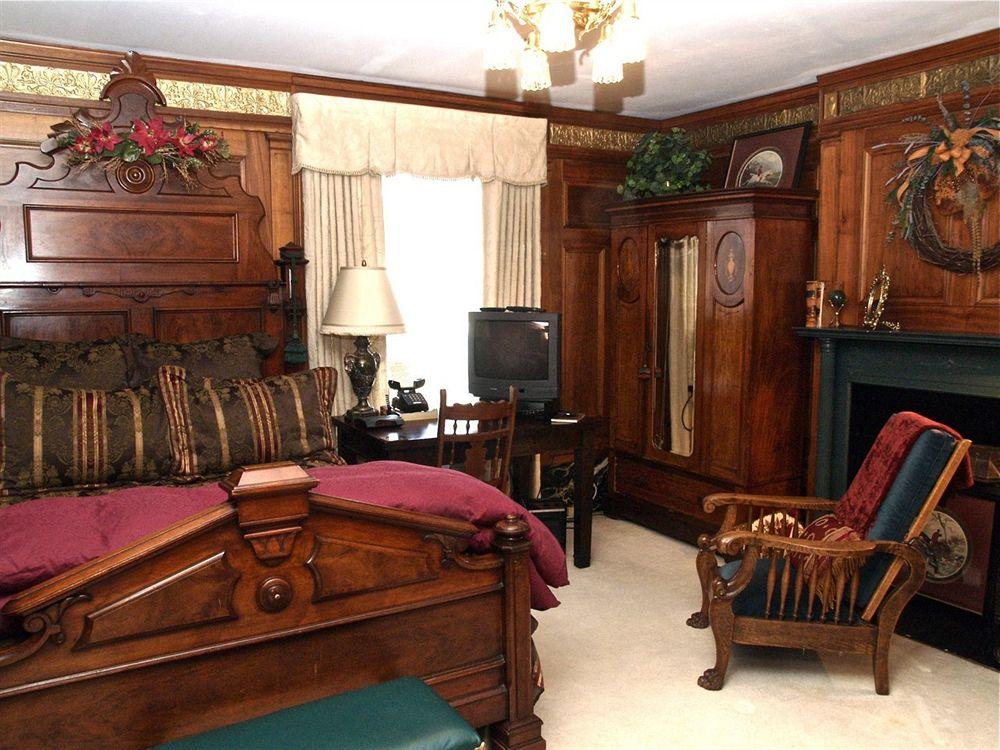 Brass Pineapple Inn