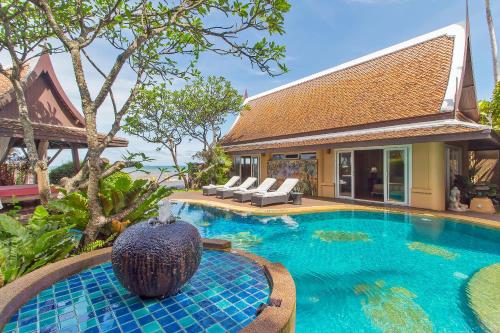 6 Bedroom Luxurious Beachfront Villa in Pattaya