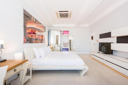 Extra Large 2 Bedrooms Apartment In Patong City