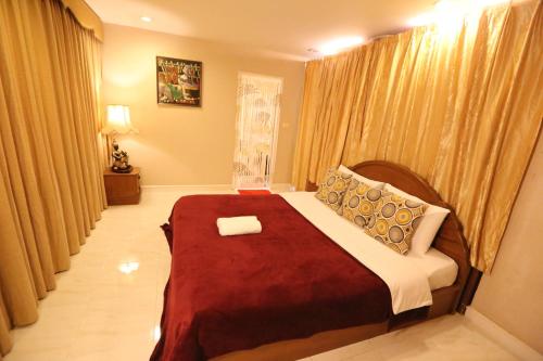 Clean Comfy Cozy easy to go Grand Palace & Khaosan