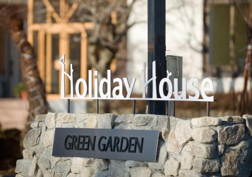 Holiday House Green Garden