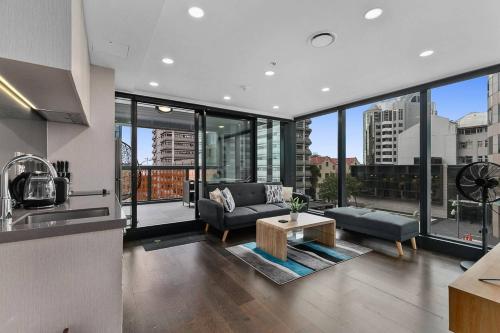 Two Bedroom Near Sky Tower - with Gym and Sauna!