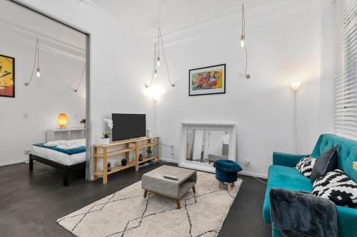 Newly-Decorated One Bedroom on Queen Street, CBD