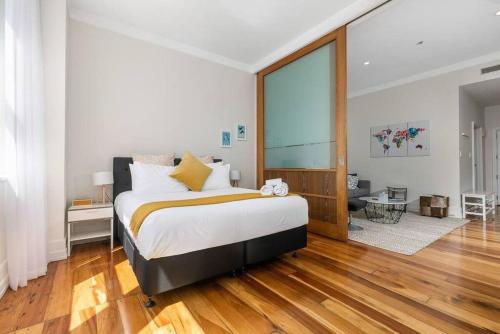 Spacious and Chic 1 Bedroom Central Apt with Pool and Gym!